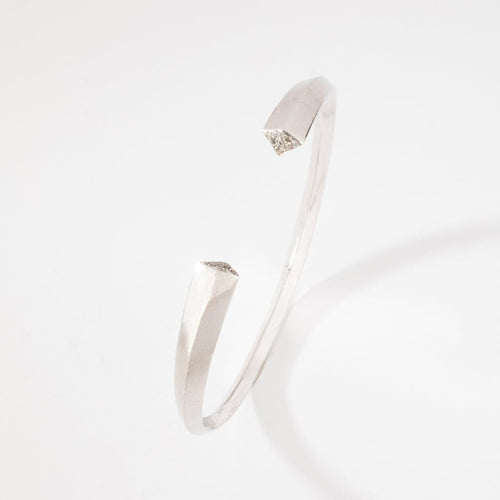 Bracelet Bracelet jonc ouvert serti de diamants en or gris 18k 58 Facettes 1
