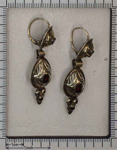 Boucles d'oreilles Boucles d’oreilles ibériques baroques en or jaune 14K et grenats 58 Facettes 25115-0314