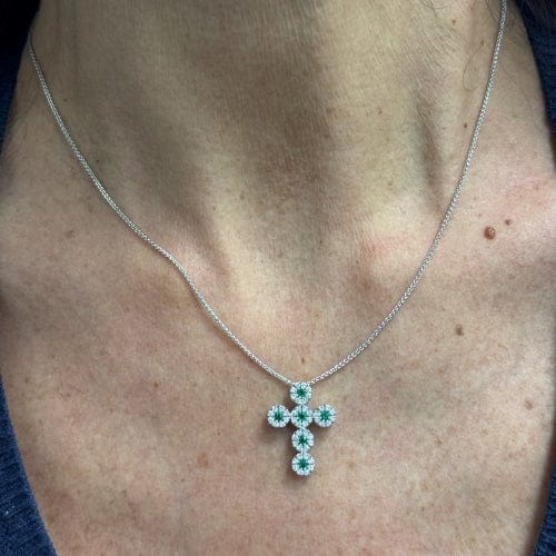Collier Collier - Pendentif croix en or blanc 18 ct, diamants et émeraudes 58 Facettes 25439