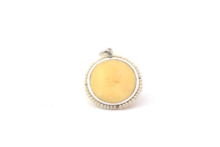 Pendentif Pendentif médaille ancienne en platine, perles fines et diamant 58 Facettes 26248