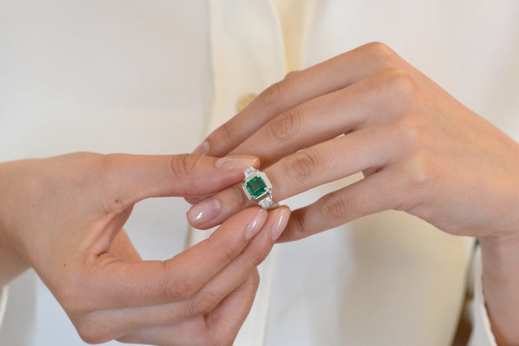 Bague 47 Bague vintage en or blanc 18k et platine, émeraude et diamants 58 Facettes 26359B-25909