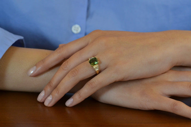 Bague 53 Bague en or et saphir vert 4,12 ct avec diamants 58 Facettes 27412
