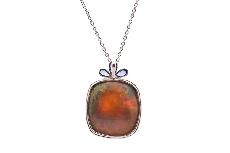 Collier Collier pendentif en or 18k et platine, opale 40 ct et saphirs 58 Facettes 27500-27206