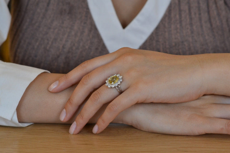 Bague 50.5 Bague en or 18k avec saphir jaune 4,68 ct et diamants 58 Facettes 27550-27181