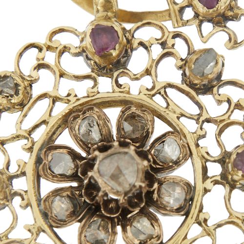 Pendentif Pendentif ancien rond en or jaune 18 ct avec diamants et rubis 58 Facettes 28141
