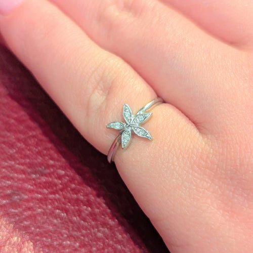 Bague 48 Bague florale en or blanc 18 carats et diamants 58 Facettes 30091