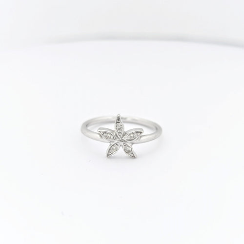 Bague 48 Bague florale en or blanc 18 carats et diamants 58 Facettes 30091