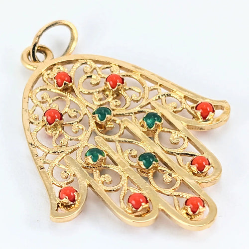 Pendentif Pendentif main en or jaune 18 carats, corail et calcédoines 58 Facettes 31897