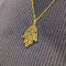 Pendentif Pendentif main en or jaune 18 carats, corail et calcédoines 58 Facettes 31897