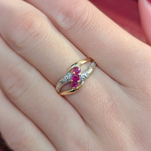 Bague 53 Bague croisée en or jaune 18 carats avec rubis et diamants 58 Facettes 32235