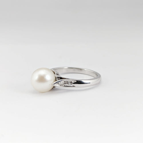 Bague 51 Bague en or blanc 18 carats avec perle de culture et diamants 58 Facettes 32599