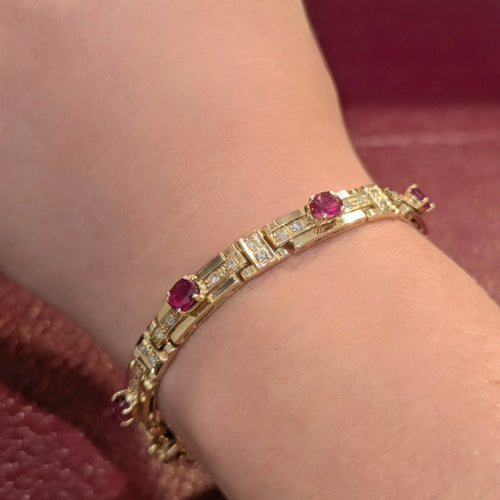 Bracelet Bracelet en or jaune 18 carats avec rubis et diamants 58 Facettes 33380