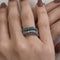 Bague Bague Riviera ondulée en or blanc 18 ct avec diamants, rubis, saphirs et émeraudes 58 Facettes 33645