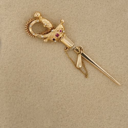 Broche Broche épée vintage en or jaune 18 ct et rubis 58 Facettes 34307