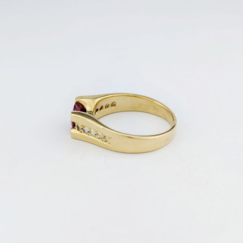 Bague 53 Bague en or jaune 18 carats avec rubis ovale et diamants 58 Facettes 34543