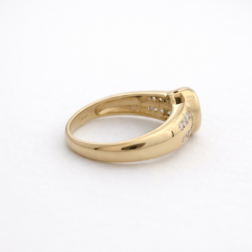 Bague en or jaune 18 carats avec émeraude ovale et diamants