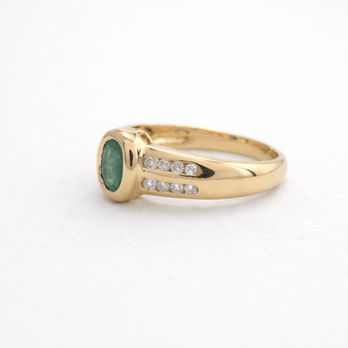 Bague en or jaune 18 carats avec émeraude ovale et diamants