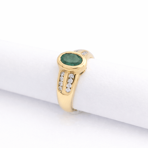 Bague en or jaune 18 carats avec émeraude ovale et diamants