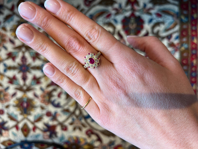 Bague 54 Bague en or jaune avec rubis et diamants 58 Facettes
