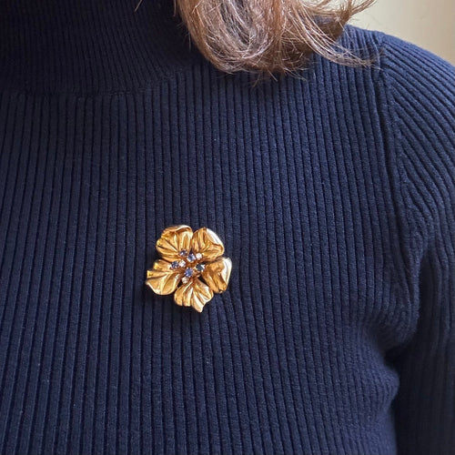 Broche Broche fleur de camélia en or jaune 750 et saphirs, diamants 58 Facettes REF2569-337