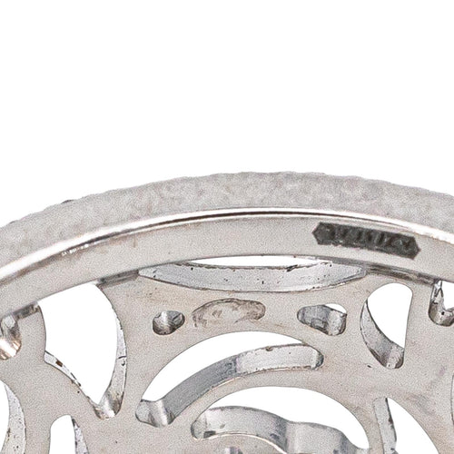 Bague 51 Chanel Camélia - Bague bandeau en or blanc et diamants 58 Facettes 4416094RV