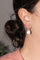 Boucles d'oreilles Chanel Camélia - Boucles d’oreilles dormeuses en or blanc, agates et diamants 58 Facettes 4944033RV