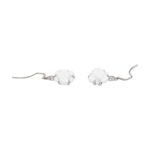 Boucles d'oreilles Chanel Camélia - Boucles d’oreilles dormeuses en or blanc, agates et diamants 58 Facettes 4944033RV