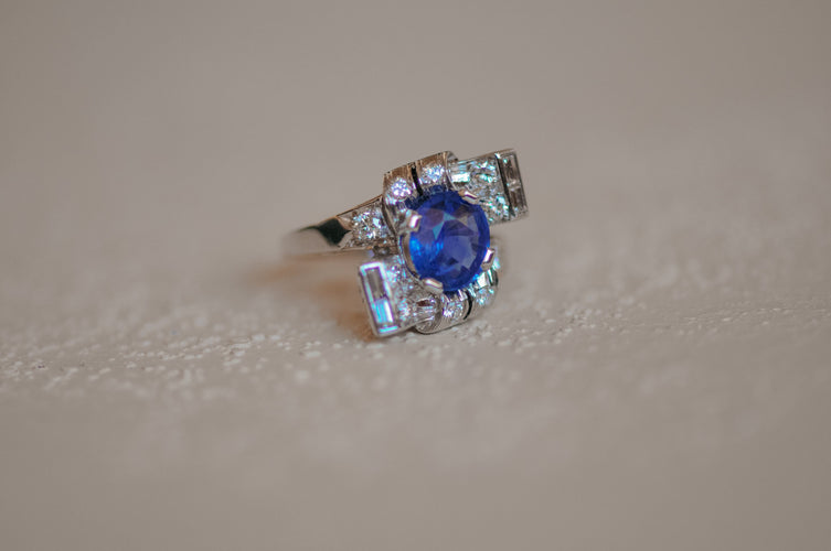 Bague 49 Art déco - Bague en platine avec saphir bleu et diamants 58 Facettes