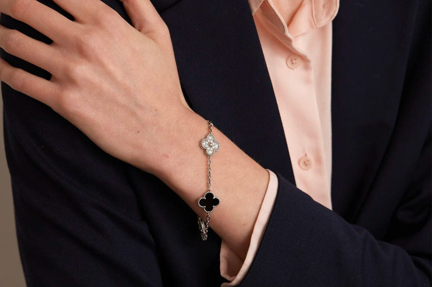 Consulter les bijoux Van Cleef & Arpels actuellement en vente sur 58 Facettes