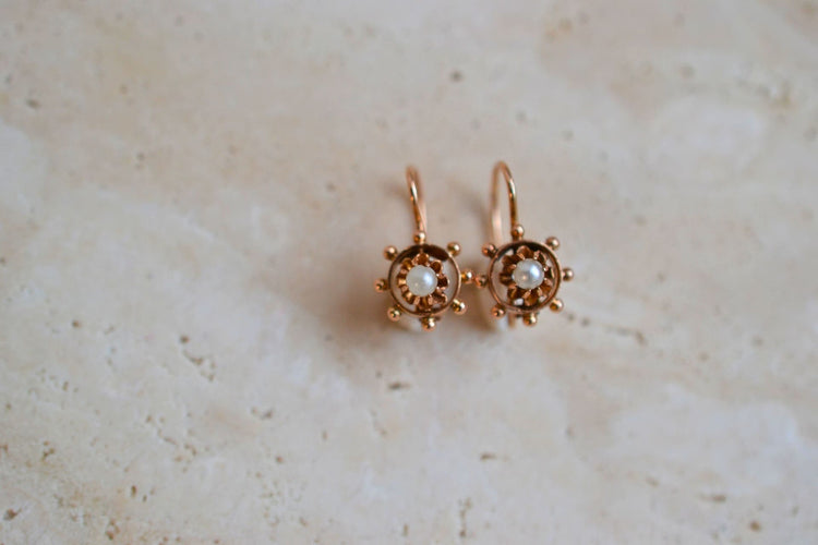 Boucles d'oreilles Collection Crush - Dormeuses décor gouvernail en or jaune 14 carats et perles 58 Facettes 3106