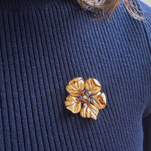 Broche Broche fleur de camélia en or jaune 750 et saphirs, diamants 58 Facettes REF2569-337
