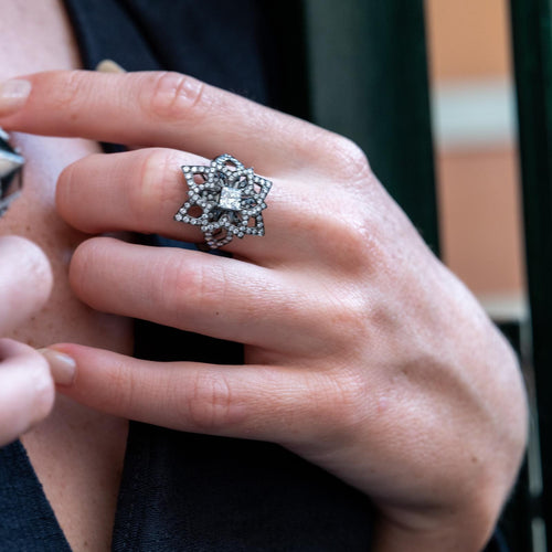 Bague 55 Bague fleur en or noir 18 carats et diamants 58 Facettes 578700RV
