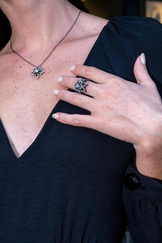 Bague 55 Bague fleur en or noir 18 carats et diamants 58 Facettes 578700RV