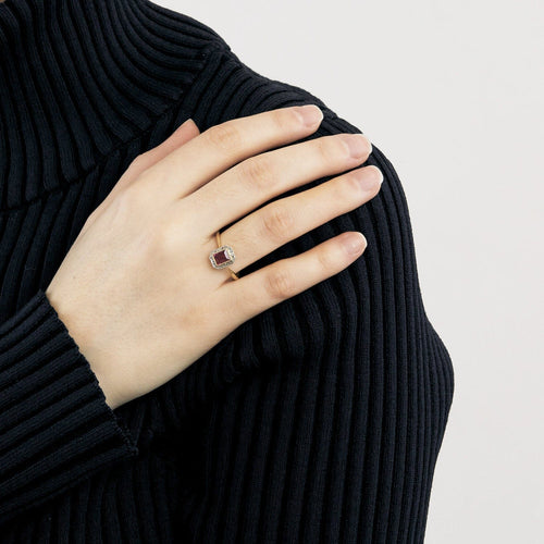 Bague 57 Bague octogonale sertie d’une pierre fuchsia en or jaune 18 carats 58 Facettes BO/230127