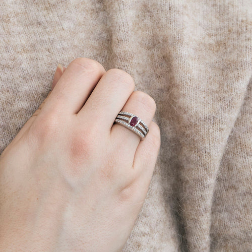 Bague 50 Bague ajourée en or blanc 750 et rubis, diamants 58 Facettes BO/250009