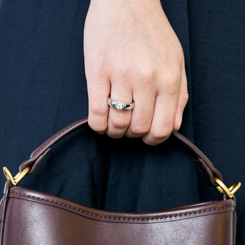 Bague solitaire en or blanc et diamants