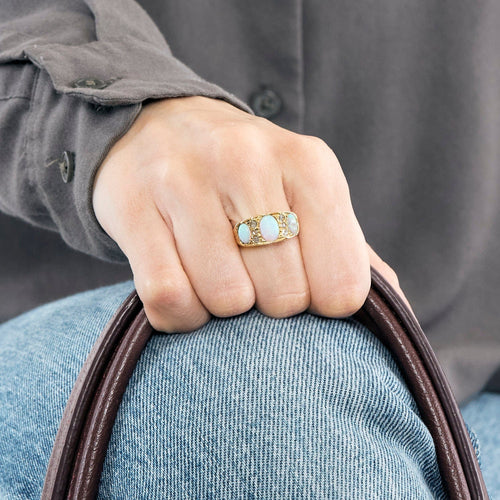 Bague 55 Elégante Bague Jarretière Or Jaune, Opale et Diamants 58 Facettes QUI05382