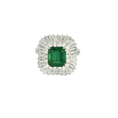 Bague jupe en or blanc centrée d'une émeraude de 2,05ct dans un double entourage de diamants