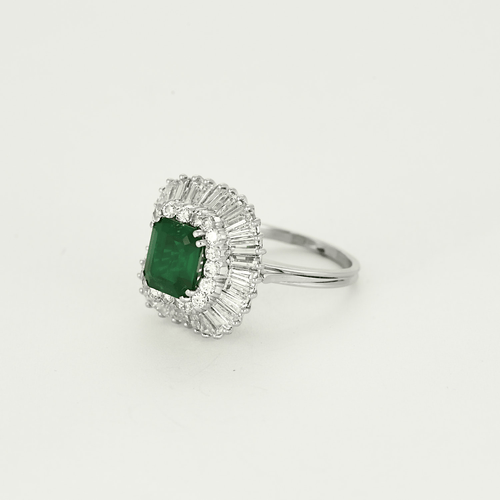 Bague jupe en or blanc centrée d'une émeraude de 2,05ct dans un double entourage de diamants