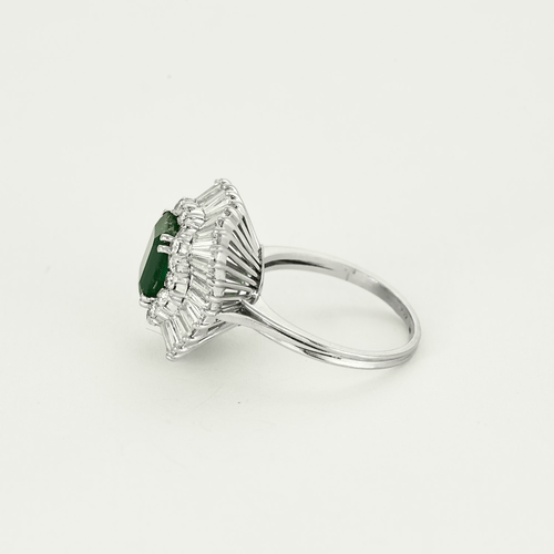 Bague jupe en or blanc centrée d'une émeraude de 2,05ct dans un double entourage de diamants