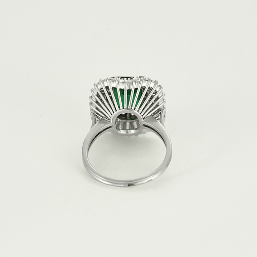 Bague jupe en or blanc centrée d'une émeraude de 2,05ct dans un double entourage de diamants