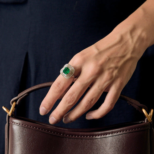 Bague jupe en or blanc centrée d'une émeraude de 2,05ct dans un double entourage de diamants