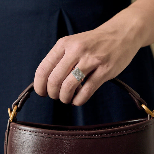 Bague 51 Bague rectangulaire sertie de diamants en or rose 18 carats 58 Facettes BO/250031