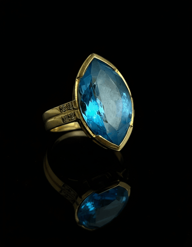 Bague 53 Bague - Topaze bleue taille marquise et diamants en or jaune 18 carats 58 Facettes