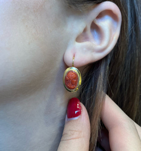 Boucles d'oreilles Boucles d’oreilles camées en or jaune 18K et corail, style Rome antique 58 Facettes