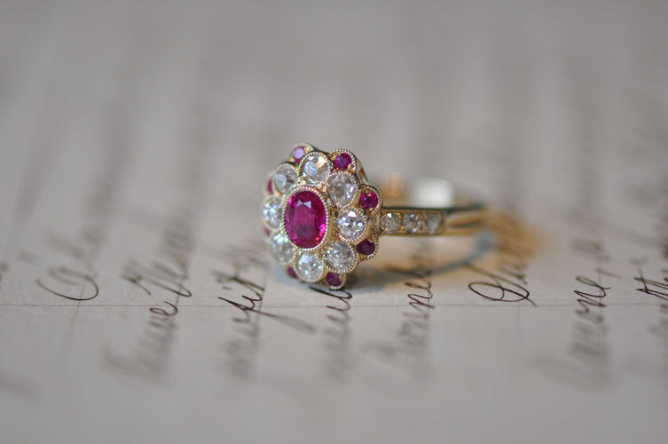 Bague 54 Bague en or jaune avec rubis et diamants 58 Facettes