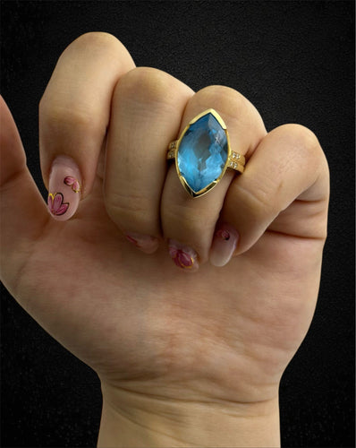 Bague 53 Bague - Topaze bleue taille marquise et diamants en or jaune 18 carats 58 Facettes