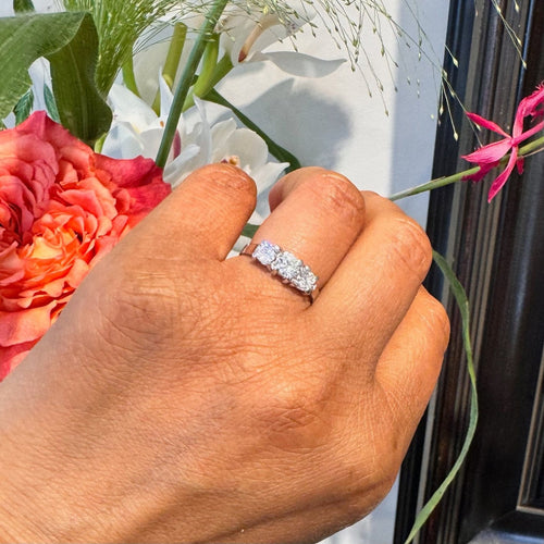 Bague 53 Bague trilogie en or 18 carats avec diamants taille ancienne 58 Facettes 0472804AB5EE4A159037190DC21CD41A