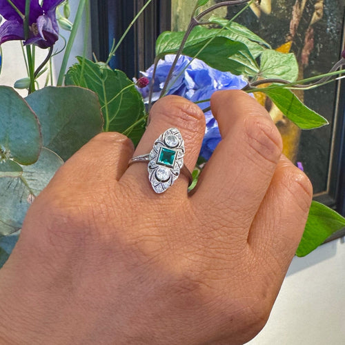 Bague 52 Bague marquise en platine avec diamants et émeraude 58 Facettes 6CD3767A46234677B32C1E78852E3D8D