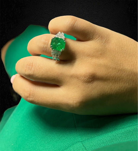 Bague 56 Bague - Émeraude naturelle 6,87 ct et diamants en or blanc 18K 58 Facettes